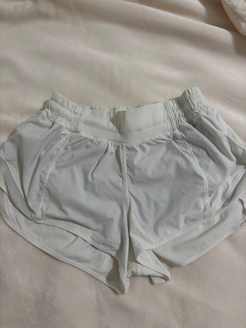 lululemon athletica White Women's Shorts 4”, lined